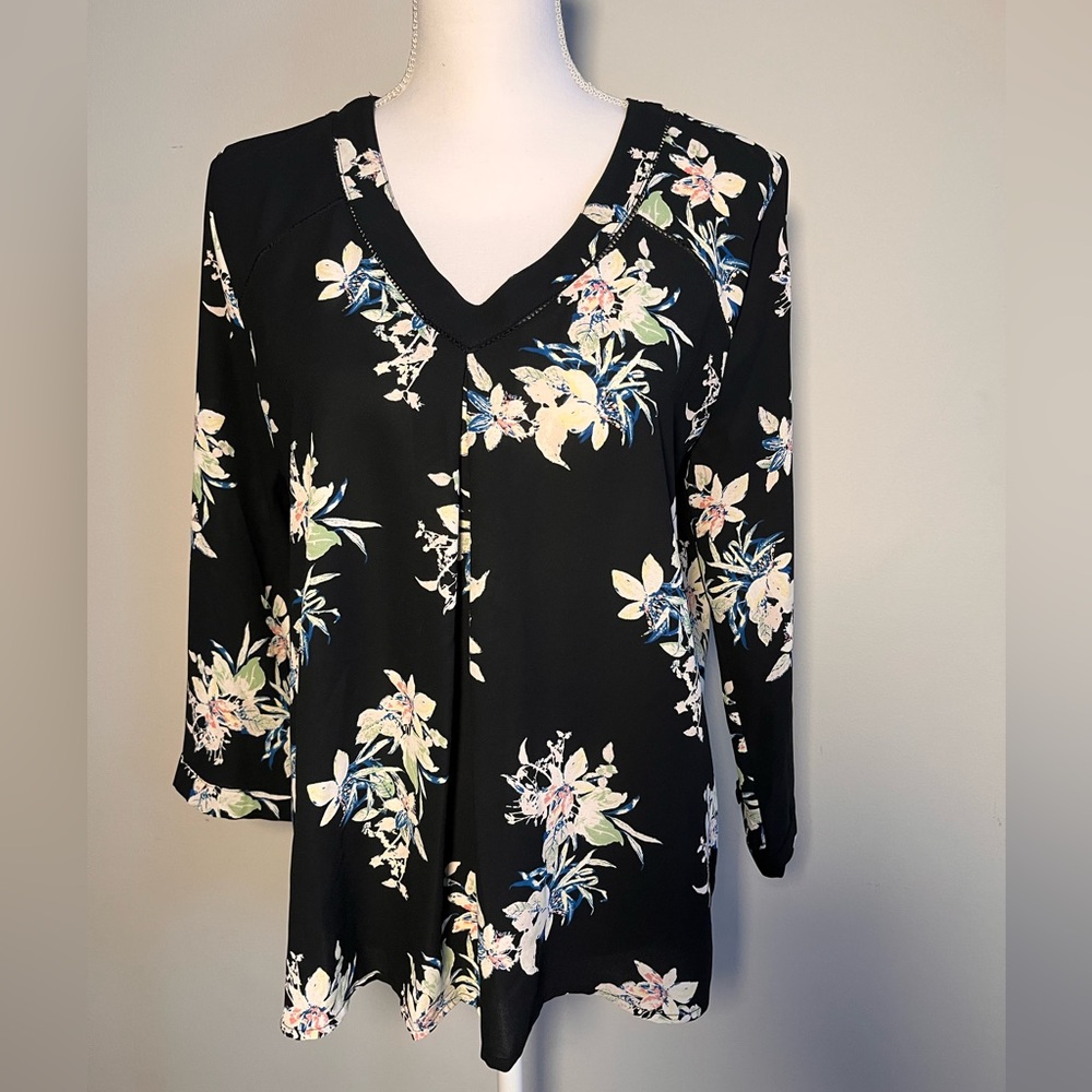 41 Hawthorn Black Floral V-Neck‎ Blouse